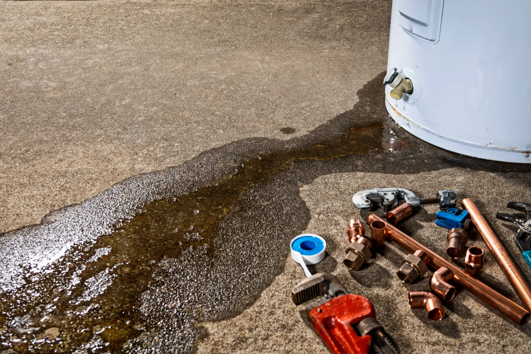 Chauffe-eau en cours d'entretien
